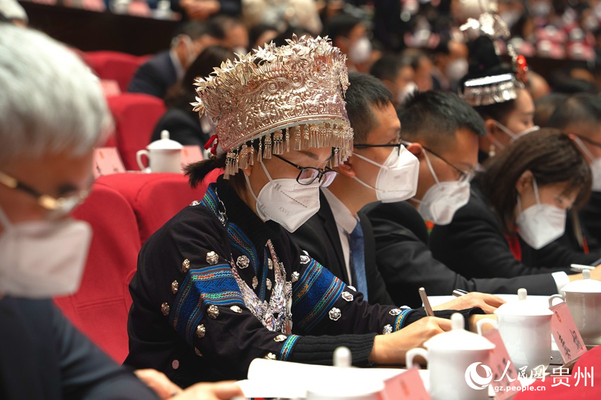 身著少數(shù)民族服飾的委員正在認(rèn)真記錄。人民網(wǎng) 陽茜攝
