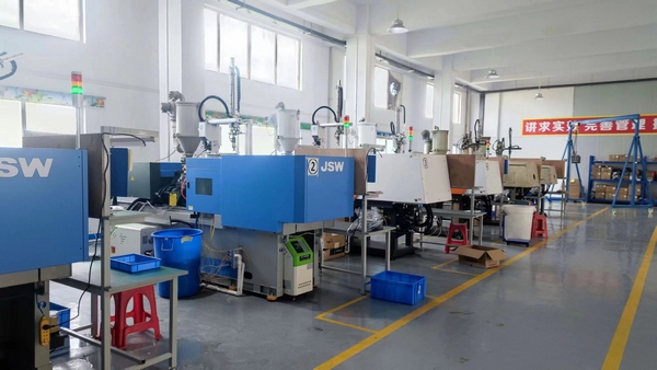 大方縣經開區白參菌加工生產線正在裝修施工中。譚波攝