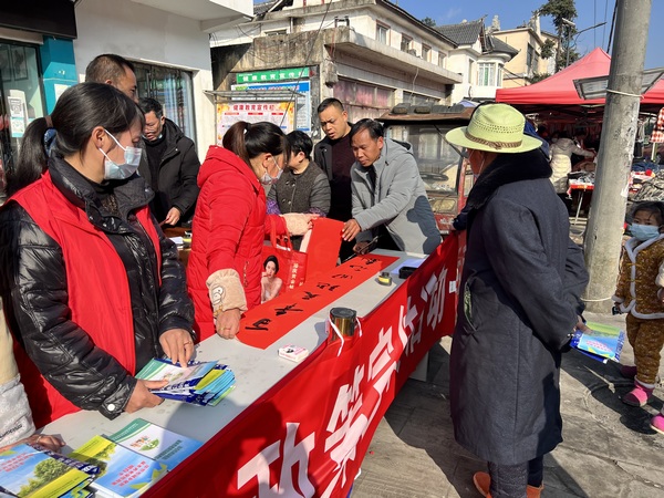 1月11日,貴州省大方縣安樂鄉義寫春聯現場。