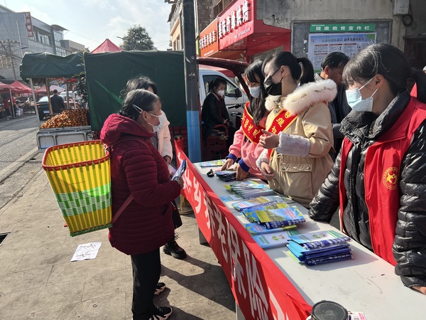 1月11日,貴州省大方縣安樂鄉干部向群眾發放疫情防控宣傳資料。