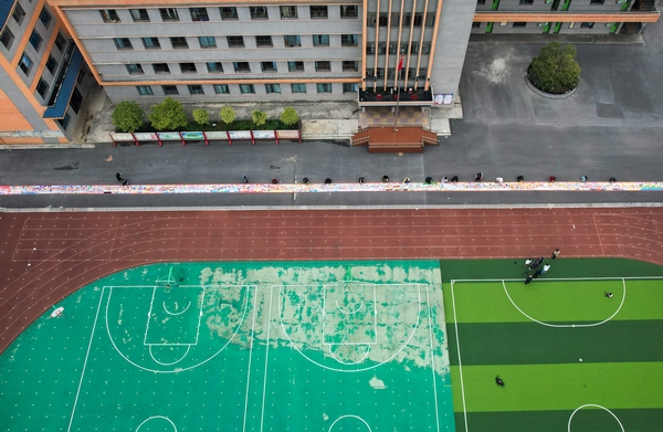 大方農民畫家們正在創作百米農民畫場景航拍。李靈攝