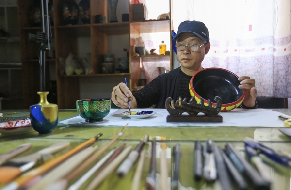 大方縣漆器非遺傳人高光友在制作髹漆產品 。(王純亮 攝).jpg