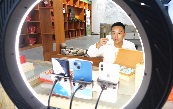 主播在大方縣奢香古鎮黔西北電商直播基地做直播。周訓貴攝