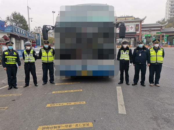 聯合執法組查處一起涉嫌站外攬客的長途客運車。(郭雨田 攝).jpg