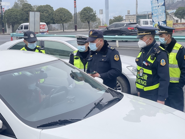 聯合執法組了解司乘人員信息。（郭雨田 攝）.JPG