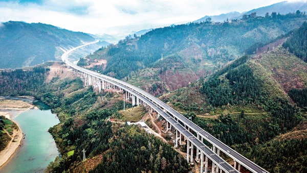 建行貴州省分行貸款支持的荔榕高速公路榕江段。