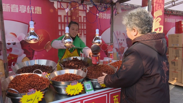 貴州省大方縣“歸鄉”年貨節活動土特產熱賣。何志剛攝