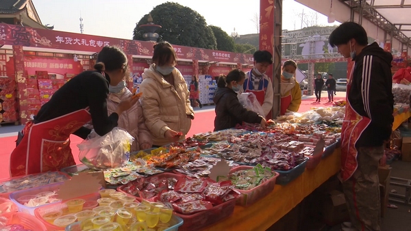 貴州省大方縣“歸鄉”年貨節市民正在購買年貨。何志剛攝