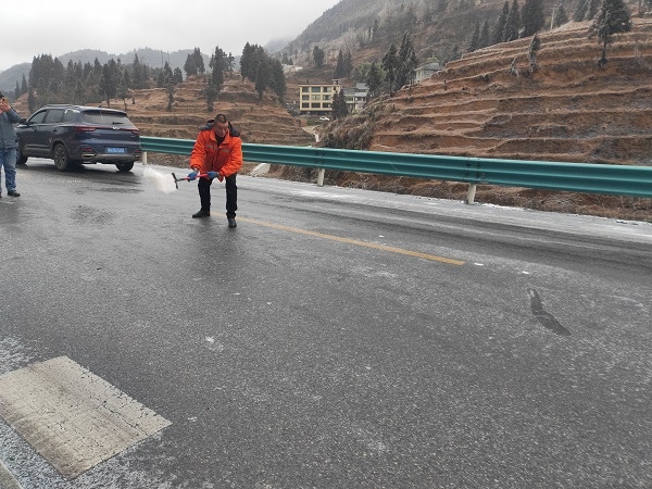 1月15日,大方公路管理段工作人員在G321線貴畢路進(jìn)行人工除冰作業(yè)。趙雄雄 攝.jpg