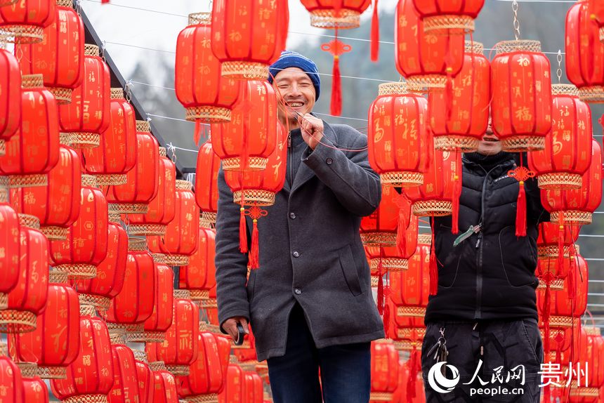 為迎接春節(jié)，翁井村村民正在掛紅燈籠。人民網(wǎng) 涂敏攝