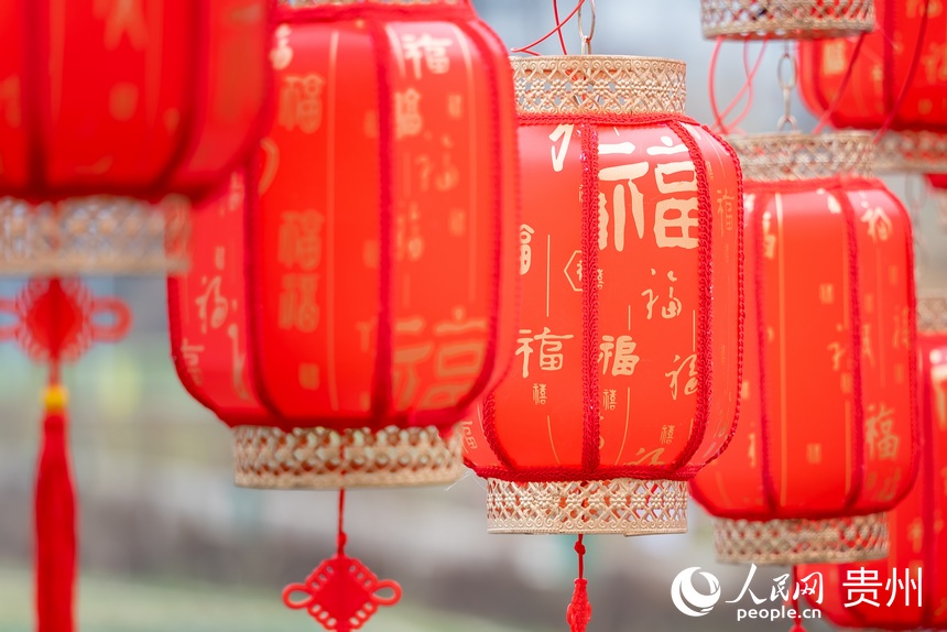 村民們剛剛掛好的紅燈籠。人民網 涂敏攝