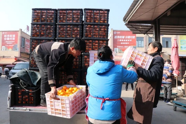 市民正在準備年貨。