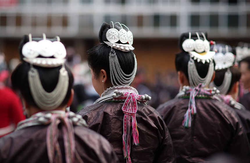 1月27日，身著節日盛裝的苗族村民跳團圓舞。