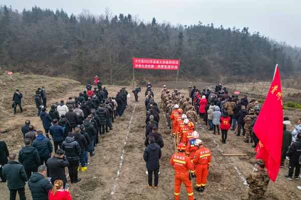 1月28日，貴州省大方縣2023年縣級(jí)義務(wù)植樹現(xiàn)場。（何志剛 攝）