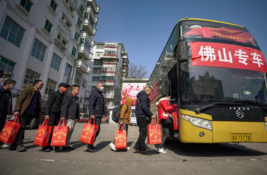 1月29日，返崗務(wù)工群眾乘坐政府免費(fèi)包車前往廣東省佛山市務(wù)工。
