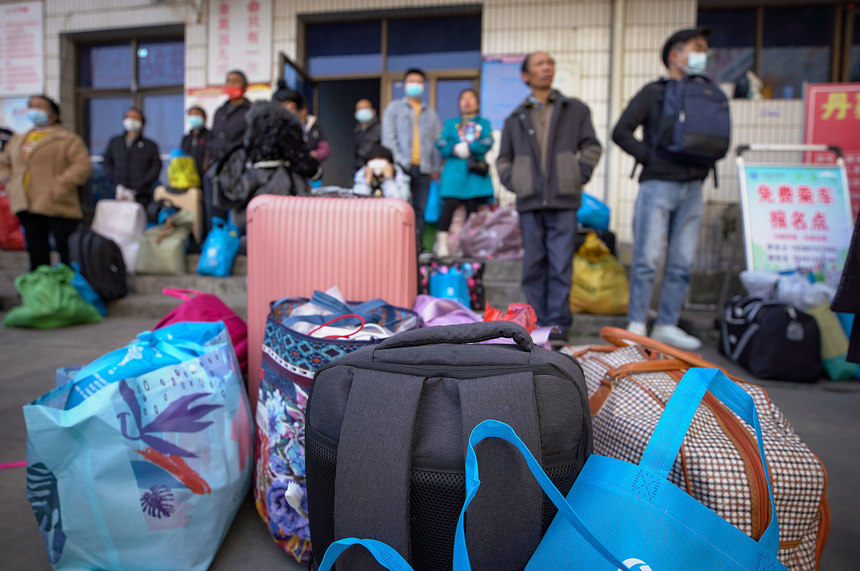 1月29日，返崗務(wù)工群眾在等待乘坐政府免費(fèi)包車前往廣東省佛山市務(wù)工。