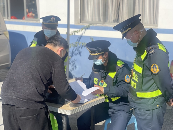 交通、路政開(kāi)展聯(lián)合執(zhí)法。樊立 攝.JPG