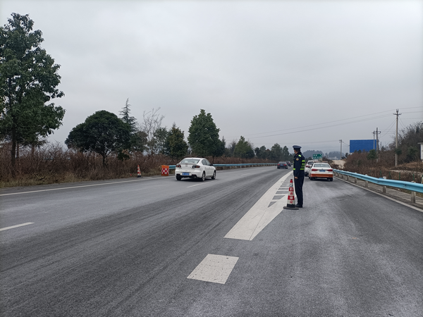 交通執(zhí)法人員進(jìn)行值守 劉貴 攝.bmp