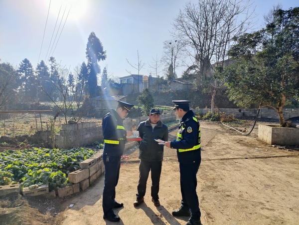 交通執(zhí)法人員開(kāi)展入戶宣傳工作。劉貴 攝.JPG