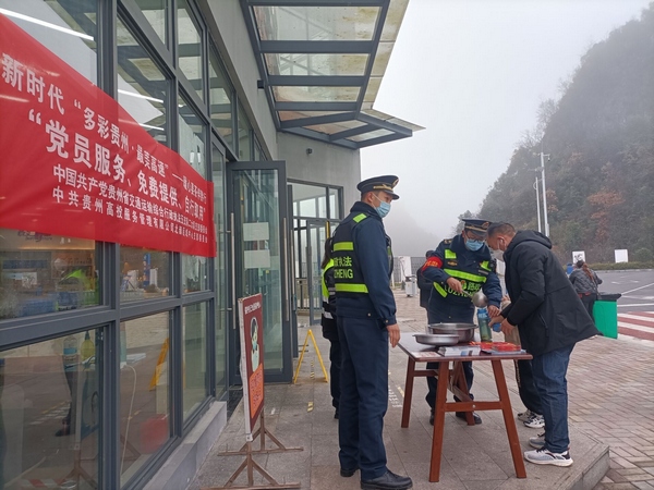 交通執(zhí)法人員送姜茶活動(dòng)。樊立 攝.jpg