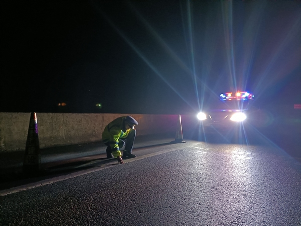 交通執(zhí)法人員夜間巡查。鄭六貴 攝.jpg