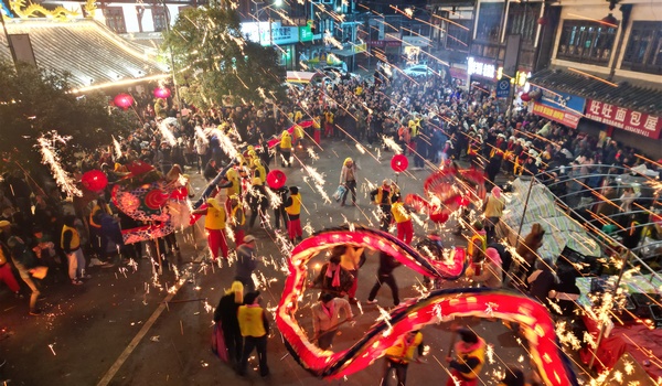 1月30日，貴州省大方縣六龍鎮舞龍活動航拍。何志剛攝