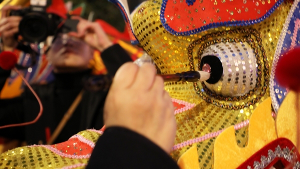 1月30日，貴州省大方縣縣城舞龍活動點睛現場。王定超攝