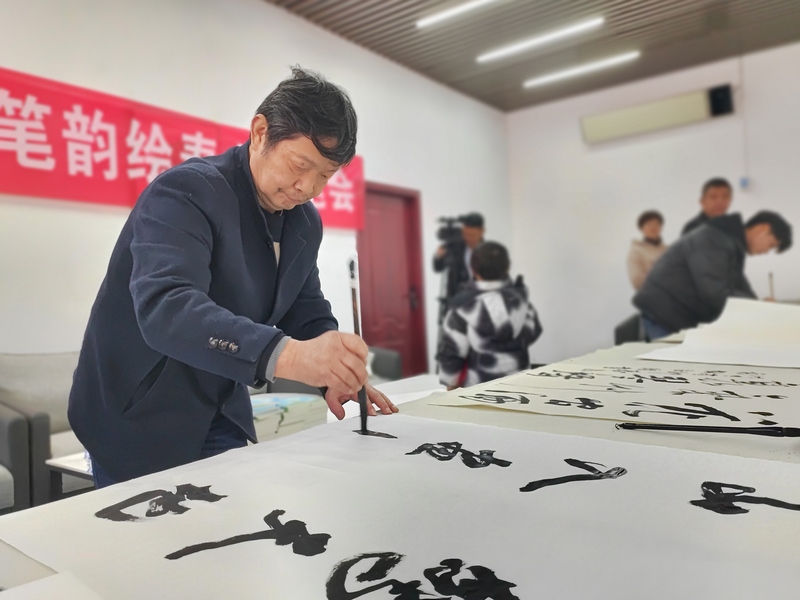 1月13日，在貴州省大方縣迎春書畫筆會(huì)現(xiàn)場，書法愛好者鄭再華正在進(jìn)行書法創(chuàng)作。（鐘歡 攝）.jpg