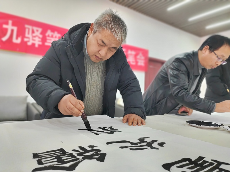 1月31日，在貴州省大方縣迎春書畫筆會(huì)現(xiàn)場，書法愛好者高智正在進(jìn)行隸書創(chuàng)作。（鐘歡 攝）.jpg