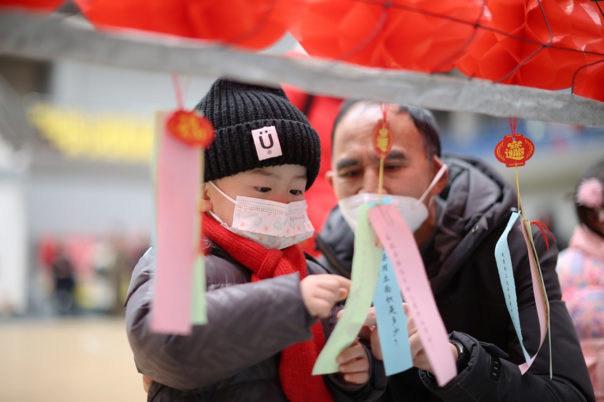 2月2日，小朋友在家長的指導下猜燈謎。