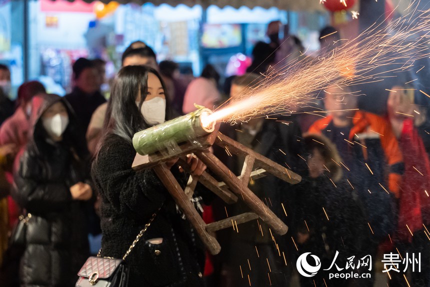 現場觀眾對著舞龍隊噓花。人民網記者 涂敏攝