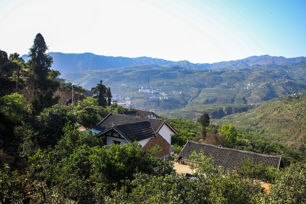 畢節(jié)市七星關(guān)區(qū)清水鋪鎮(zhèn)橙滿園社區(qū)生態(tài)良好。陳曦?cái)z