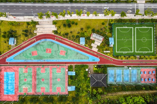 七星關區南山體育公園全民健身廣場體育健身設施。陳曦攝