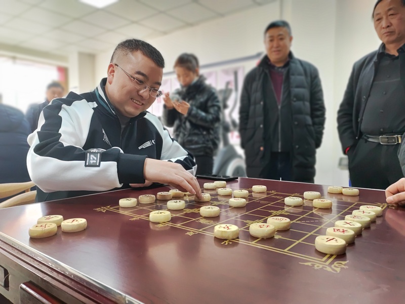 2月3日，大方縣首屆“順享一街、德譽半城”干部職工文體活動象棋比賽現(xiàn)場。（鐘歡 攝）.jpg