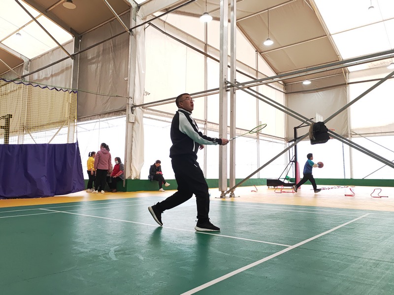 2月3日，大方縣首屆“順享一街、德譽半城”干部職工文體活動羽毛球比賽現(xiàn)場。（鐘歡 攝）.jpg