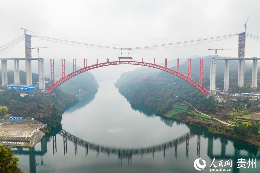 航拍建設中的德余高速烏江特大橋。人民網記者 涂敏攝