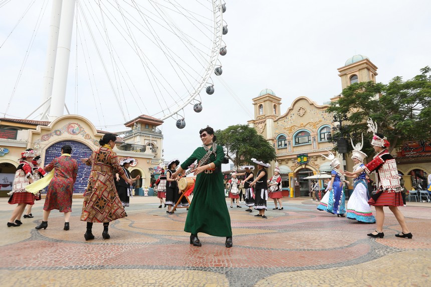 當地群眾被舞蹈吸引，紛紛加入其中。龍俊宏攝