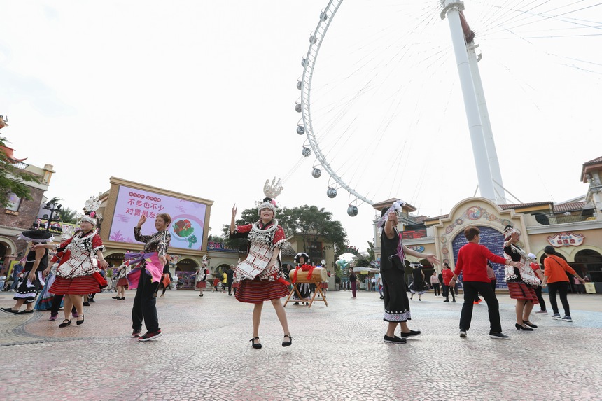 當地群眾被舞蹈吸引，紛紛加入其中。龍俊宏攝