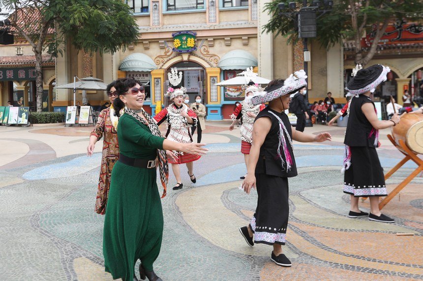 當地群眾被舞蹈吸引，紛紛加入其中。龍俊宏攝