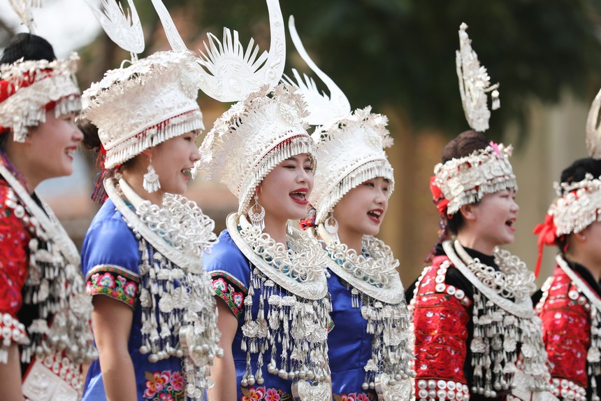 劍河縣仰阿莎民族歌舞藝術團的演員們唱苗族歌曲。龍俊宏攝