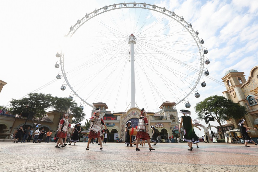 劍河縣仰阿莎民族歌舞藝術團的演員們向當?shù)厝罕姳硌菽竟奈琛｝埧『陻z