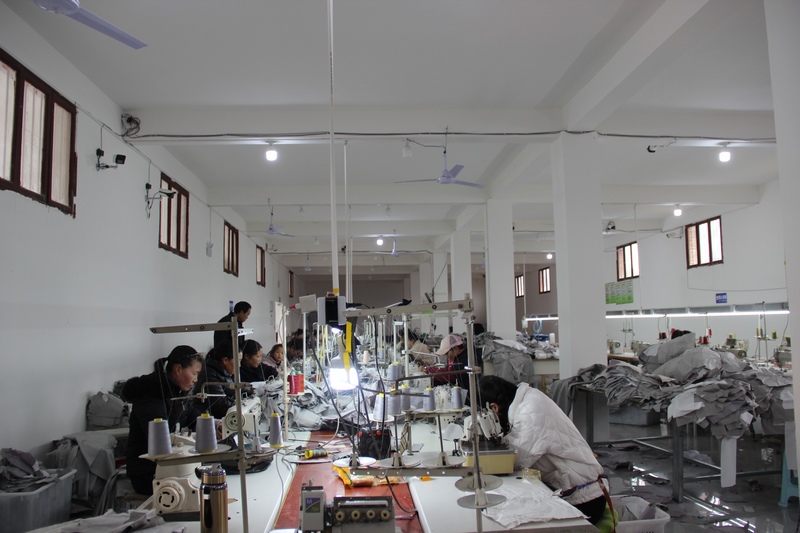 2023年2月16日,貴州省大方縣三元鄉(xiāng)錦順服裝加工廠內(nèi)繁忙的生產(chǎn)線。(薛磊 攝).jpg