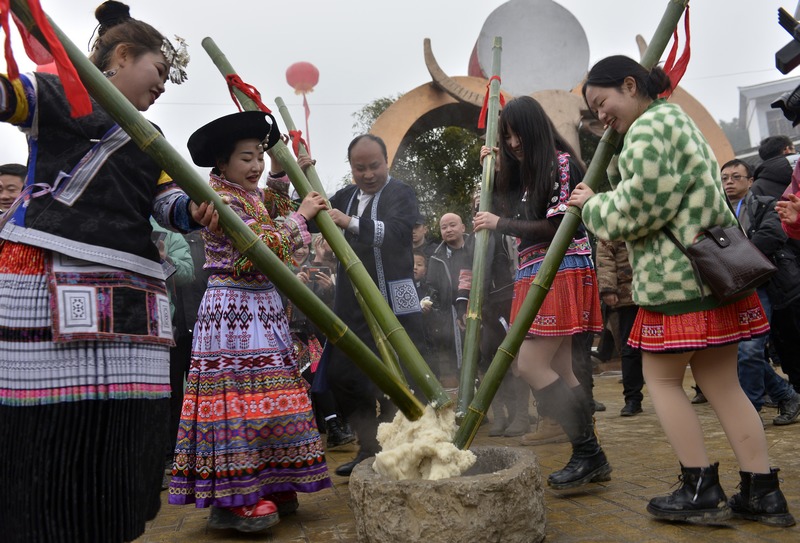 2月16日，貴州省大方縣牛場鄉苗族跳花節打糍粑。鄭吉軍攝