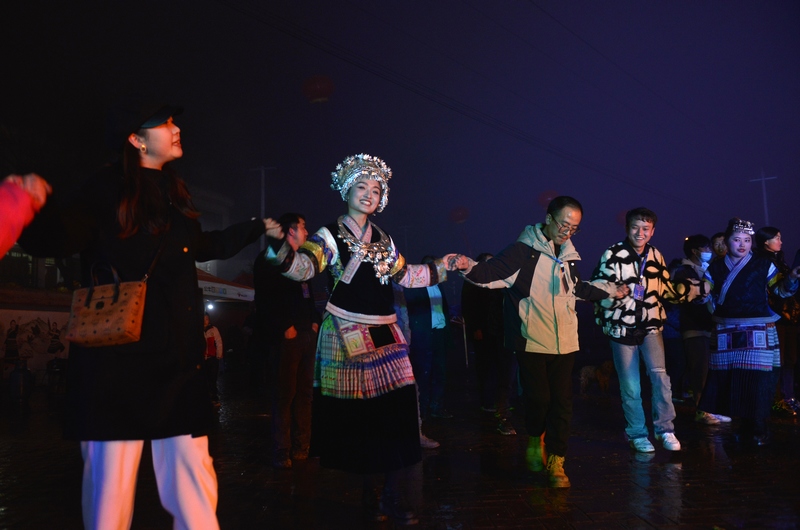 2月16日，貴州省大方縣牛場鄉苗族跳花節篝火晚會。鄭吉軍攝