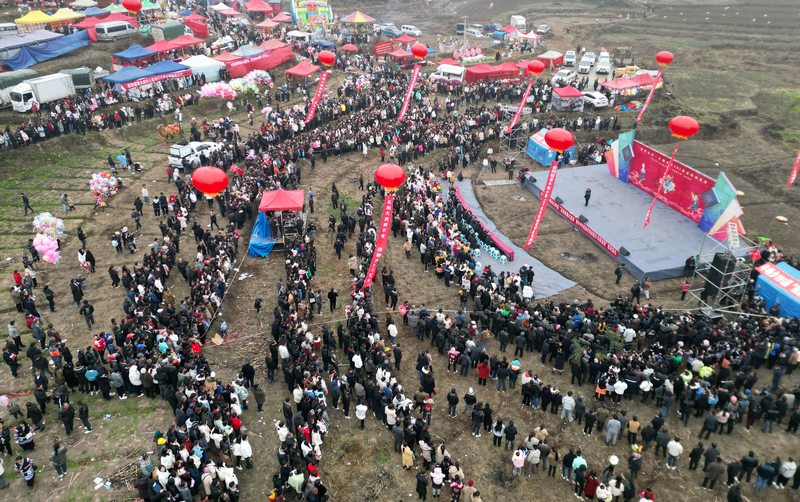 2月16日，貴州省大方縣牛場鄉苗族跳花節文藝演出現場航拍。何志剛攝