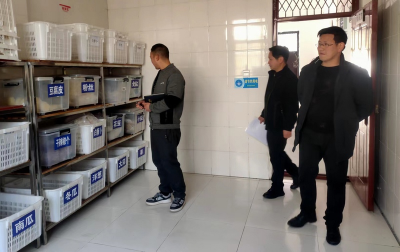 2月17日,大方縣教科局基教股工作人員到大方特校檢查開學準備工作。(王永明 攝).jpg