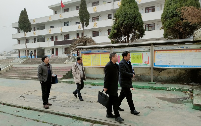2月17日,大方縣委教育工委工作組到星宿鄉、雨沖鄉檢查開學準備工作。(王永明 攝).jpg