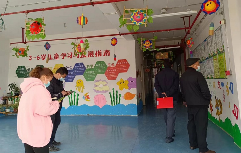 2月18日,大方縣黃泥塘教管中心對轄區內中心幼兒園校園及周邊進行環境排查。(王永明 攝).jpg