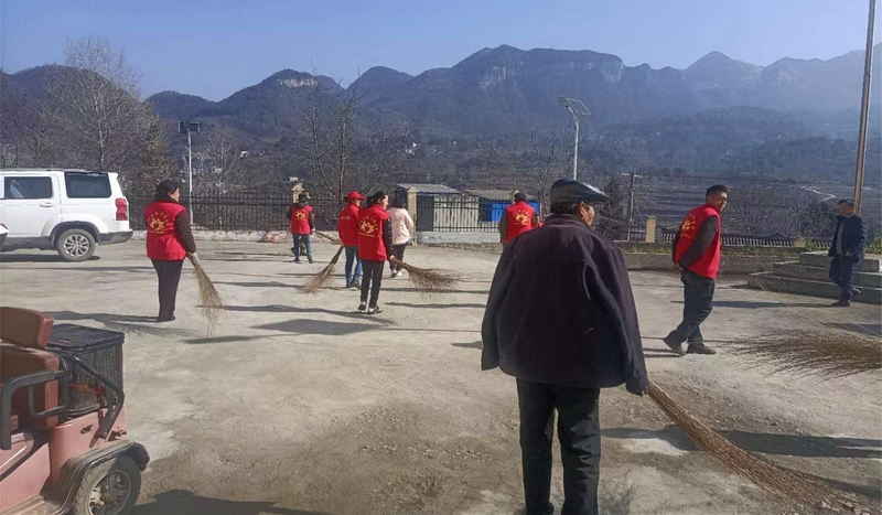 貴州省大方縣安樂鄉(xiāng)新時代文明實踐中站志愿者開展衛(wèi)生整治現(xiàn)場 。邵楊陽攝