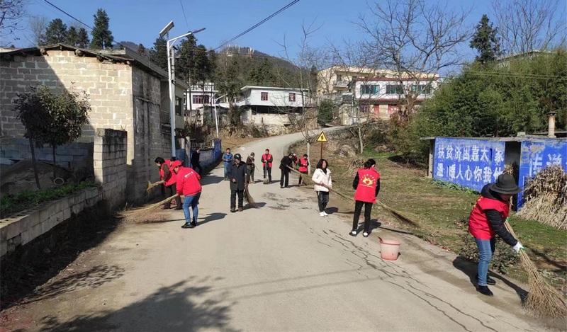 貴州省大方縣安樂鄉新時代文明實踐中站志愿者開展衛生整治現場 。邵楊陽攝